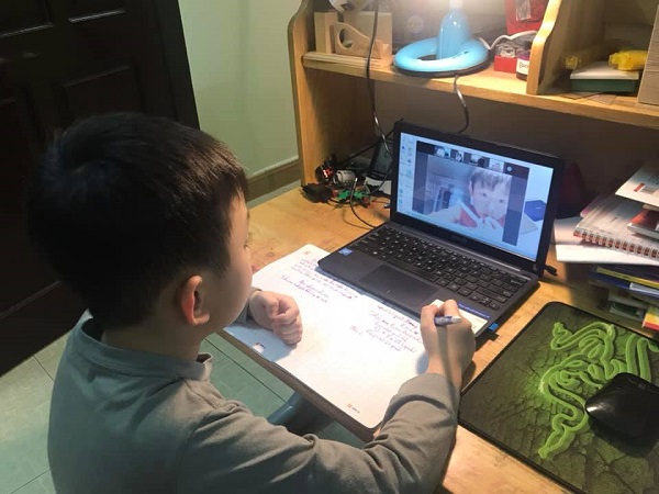 Con học trực tuyến qua Zoom, bố mẹ bức xúc vì quá mệt mỏi và căng thẳng