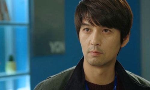 Nhìn chứng minh thư của bạn gái ngày đi đăng ký kết hôn, tôi lập tức muốn hủy hôn