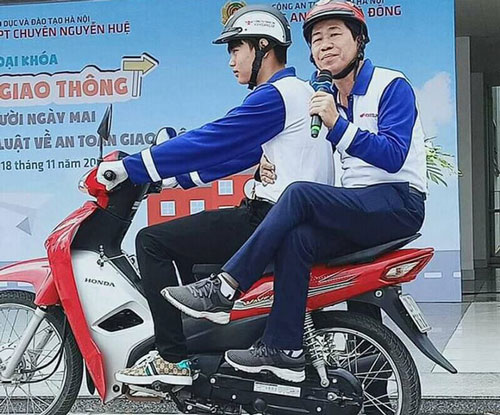 "Thị phạm” cho học sinh những kiểu ngồi xe sai cách, thầy giáo khiến dân mạng "phát sốt" vì có biểu cảm đáng yêu