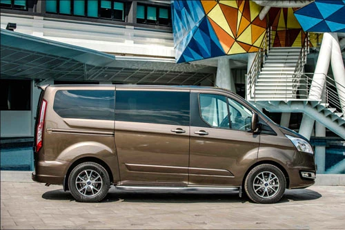 8. Ford Tourneo (doanh số: 13 chiếc).