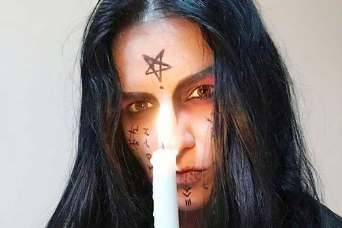 Chàng trai "ma cà rồng" ngủ trong quan tài, uống máu "để được gần gũi với các linh hồn"