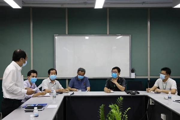 Đoàn công tác do Sở Y tế dẫn đầu đọc quyết định tạm đình chỉ sản xuất của Công ty TNHH PouYuen Việt Nam. Ảnh: Đình Nguyên