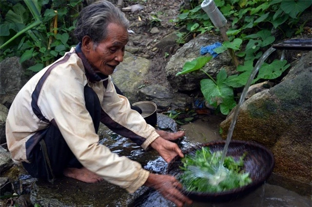 Nước sạch được ông dùng ống tre đưa về từ khe suối để nấu ăn, tắm rửa.