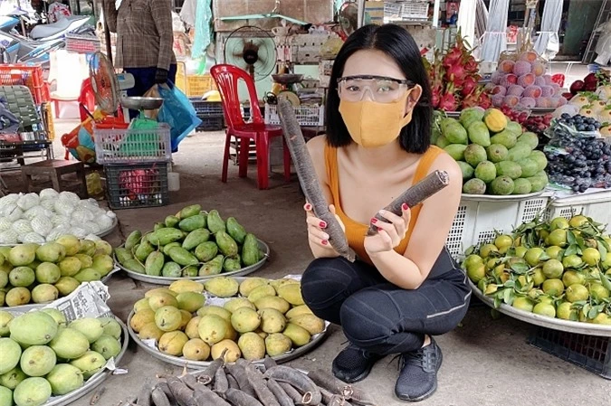 Thúy Ngân yêu thích đi chợ ở quê vì thực phẩm đa dạng, tươi ngon và giá cả hợp lý.