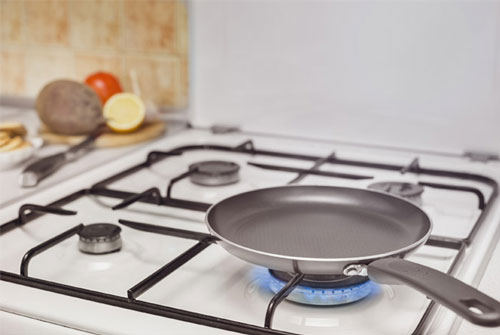 Chảo chống dính mấy năm vẫn bền như mới nhờ vài mẹo "dễ như ăn kẹo" này