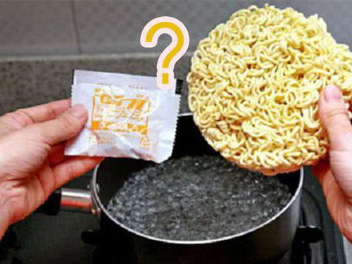 Nấu mì tôm, cho mì hay gói gia vị vào trước? Nhiều người làm sai khiến bát mì nhanh nát