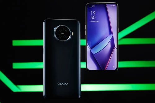 Sức mạnh phần cứng của Oppo Ace2 đến từ chip Qualcomm Snapdragon 865 (7nm +) lõi 8 với tốc độ tối đa 2,84 GHz, GPU Adreno 650. Vi xử lý này tích hợp modem thu sóng 5G. RAM 8 GB/ROM 128 GB, RAM 8 GB/ROM 256 GB hoặc RAM 12 GB/ROM 256 GB, không có khay cắm thẻ microSD. Hệ điều hành Android 10.0; ColorOS 7.1.