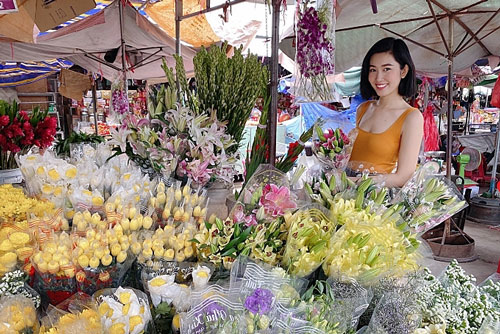 Thúy Ngân  không ngần ngại mặc cả ở chợ quê