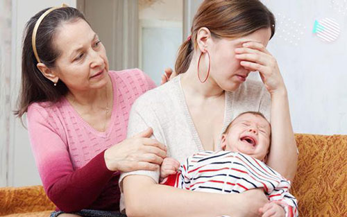 Tại sao con dâu lại "khó chịu" với cách nuôi con của mẹ chồng?