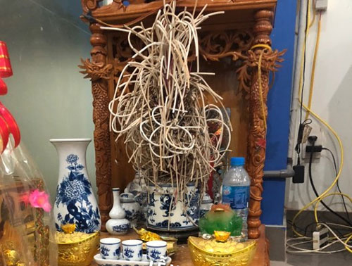 Bảo vợ đi mua đồ về thắp hương xin lộc, anh chồng "choáng váng" với thứ cô nàng đặt trên bàn thờ