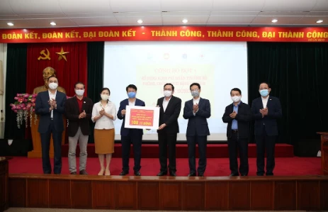 Chủ tịch UBTƯ MTTQ Việt Nam Trần Thanh Mẫn trao số tiền 100 tỷ đồng cho Bộ Y tế.