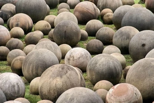 Những quả cầu đá khổng lồ gây khó hiểu cho giới khoa học. Ảnh: Ucrazy.