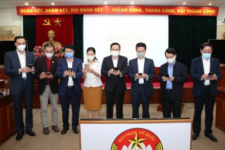 Chủ tịch UBTW MTTQ Việt Nam Trần Thanh Mẫn cùng đại biểu tiếp tục nhắn tin tại buổi lễ.