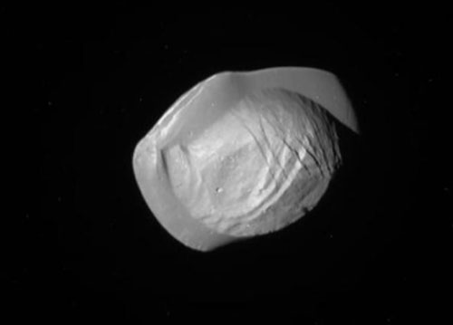 Hình ảnh rõ nhất về vệ tinh giống UFO của Sao Thổ