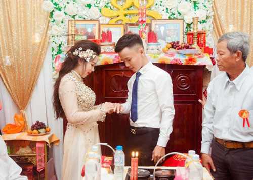 Chàng trai bất ngờ lấy được vợ xinh như hot girl nhờ một lần “like dạo” khiến dân mạng "dậy sóng"