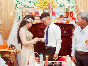 Chàng trai bất ngờ lấy được vợ xinh như hot girl nhờ một lần “like dạo” khiến dân mạng "dậy sóng"