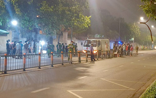 TP.HCM: Phát hiện thi thể người đàn ông đựng trong bao tải nằm trên vỉa hè