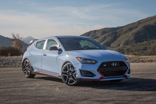 4. Hyundai Veloster N (công suất: 250 mã lực, giá khởi điểm: 28.555 USD).