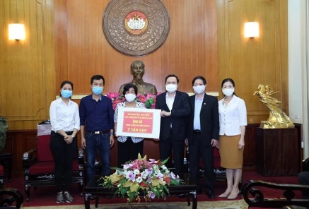 Gia đình bà Nguyễn Thị Viễn (Nguyễn Trãi, Hà Đông, Hà Nội) ủng hộ 2 tấn gạo.