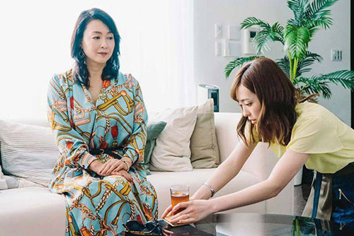 Sau đêm tân hôn, tôi đưa mẹ chồng phong bì dày cộm khiến bà tái mặt rồi vội vàng lấy lòng