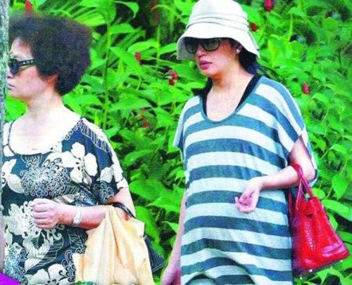 Sao Hoa ngữ mang bầu: Người mặc kệ thân hình sồ sề, kẻ ngày đêm tập luyện giữ dáng