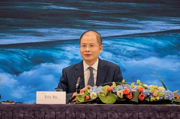 Chủ tịch luân phiên của Huawei, ông Eric Xu trả lời phỏng vấn báo chí trong cuộc họp báo trực tuyến mới đây.