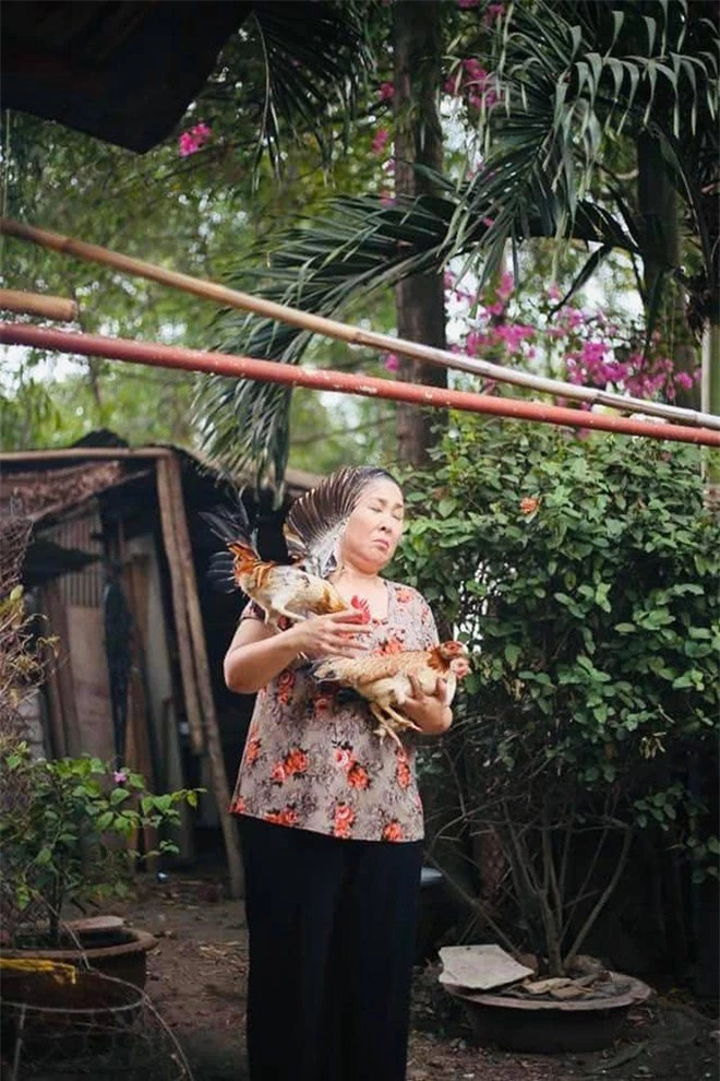 NSND Hồng Vân đanh đá, liên tục mắng người quay lén nhưng lại được khen dễ thương - Ảnh 2.