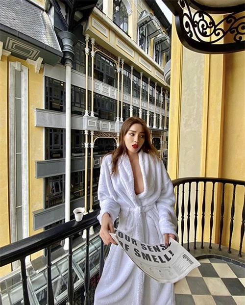 Kỳ Duyện mượn mẫu áo choàng tắm để khoe vẻ đẹp sexy khi có dịp lên Sapa tham dự show Lê Thanh Hoà vào mùa đông 2019.