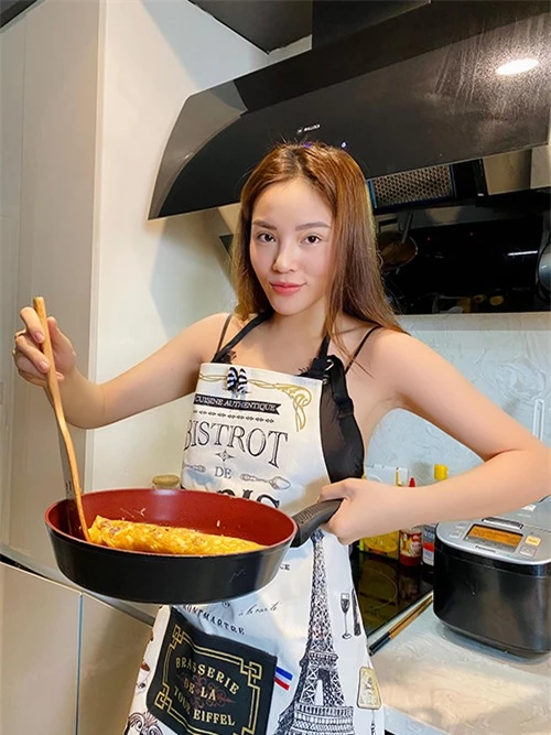 Bên cạnh trổ tài nấu nướng, người đẹp gốc Nam Định cũng khoe luôn mẫu tạp dề hoạ tiết bắt mắt được mua từ Châu Âu.