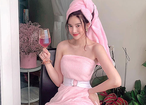 Sao Việt khoe dáng với khăn tắm