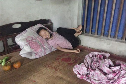 3 con gái đang khỏe mạnh lần lượt hóa điên, người mẹ nói một câu ai cũng xót xa