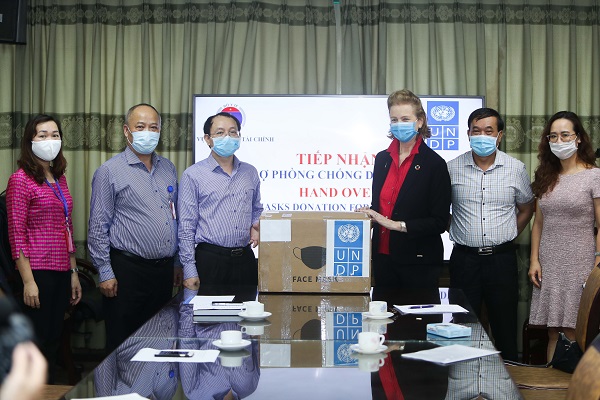 UNDP tặng Bộ Y tế 20.000 khẩu trang ngoại khoa trong cuộc chiến chống dịch COVID-19