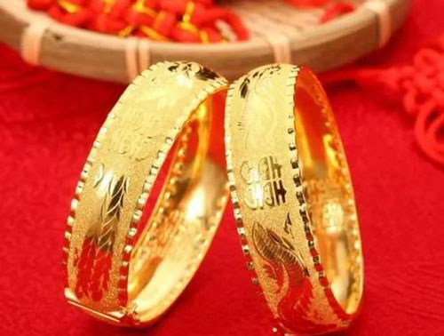 Cả xóm ra xem đám cưới nhưng không thấy cô dâu, chú rể tiết lộ lý do gây "phẫn nộ"