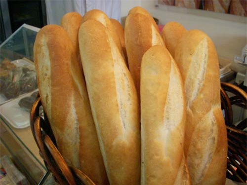 Tránh xa các thực phẩm hay gây hiện tượng đầy hơi có bơ sữa, thực phẩm chứa gluten (như bánh mì, mì ống, ngũ cốc…) và một số loại carbohydrate. Tránh xa các thực phẩm hay gây hiện tượng đầy hơi có bơ sữa, thực phẩm chứa gluten (như bánh mì, mì ống, ngũ cốc…) và một số loại carbohydrate.