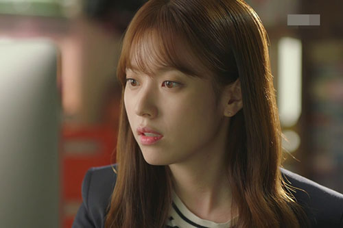 Rán cá cháy nát ngay lần đầu ra mắt, mẹ chồng tương lai lại bật cười rồi kéo tôi vào gian phòng nhỏ, đề nghị của bà khiến tôi sửng sốt