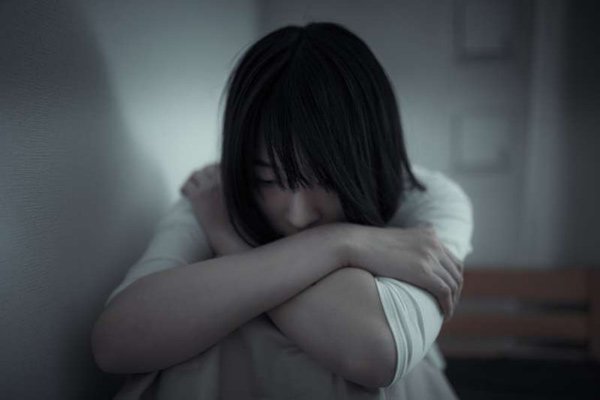 Cô bé 16 tuổi không nói chuyện với ai, chỉ ở lì trong nhà. (Ảnh minh họa) Cô bé 16 tuổi không nói chuyện với ai, chỉ ở lì trong nhà. (Ảnh minh họa)