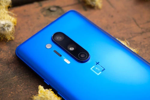 OnePlus 8 Pro sở hữu 4 camera sau. Trong đó, cảm biến chính 48 MP, khẩu độ f/1.8 cho khả năng lấy nét theo pha, lấy nét bằng laser, chống rung quang học (IOS). Ống kính tele 8 MP, f/2.4 giúp zoom quang học 3x hoặc zoom kỹ thuật số 30x, OIS. Ống kính góc siêu rộng 120 độ 48 MP, f/2.2 và cảm biến chiều sâu 5 MP, f/2.4. Bộ tứ này được trang bị đèn flash LED kép, quay video 4K tốc độ 60 khung hình/giây. 