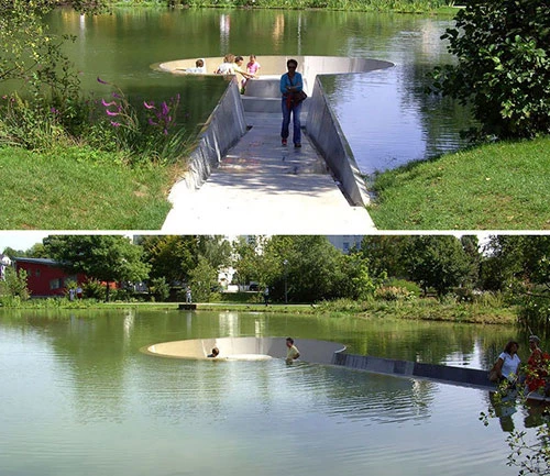 Một băng ghế tròn được thiết kế sâu dưới lòng hồ trong công viên