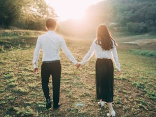 Hãy dành cho nhau sự yêu thương dịu dàng, vì cuộc đời này quá ngắn để hờn trách nhau