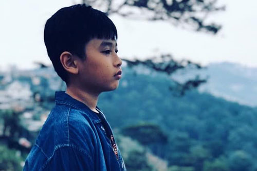 Thân Thuý Hà đăng ảnh chụp lén con trai, dân mạng nhìn mà trầm trồ