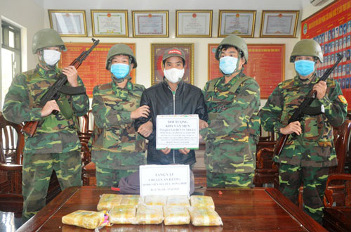 Hà Tĩnh: Vây bắt đối tượng cắt rừng vận chuyển 60.000 viên ma túy vào Việt Nam