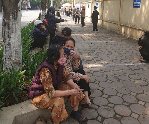 Hà Nội: Cả nhà rủ nhau đi lấy gạo miễn phí, 5 tấn gạo từ thiện hết bay trong vòng 3 tiếng