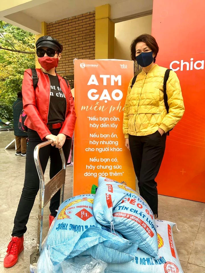 Nhiều người đã tự động mang gạo tới ATM gạo ở Nghĩa Tân để ủng hộ người có hoàn cảnh khó khăn.