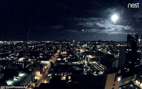 Chùm sáng bí ẩn bị nghi là UFO trên bầu trời Mỹ