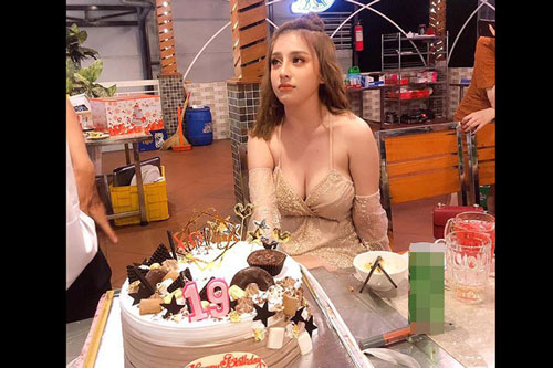 Diện váy cúp ngực đi ăn tiệc và bị chụp lén, hot girl gây sốt vì điều này