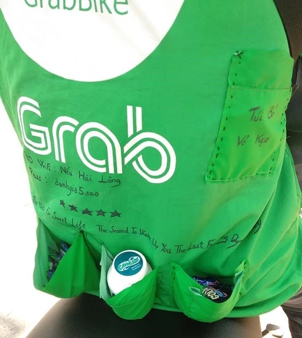 Chiếc áo của tài xế Grab "nổi tiếng" những ngày qua.