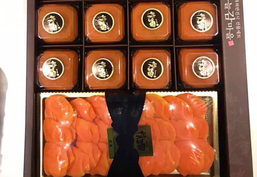 Hí hửng mua hộp hồng dẻo Hàn Quốc về làm quà, đến khi mở ra thì cô nàng "hoang mang" vì thứ bên trong