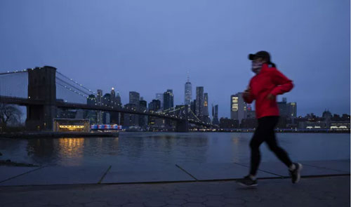 SỐC: Nước Mỹ có thể phải giãn cách xã hội đến năm 2022