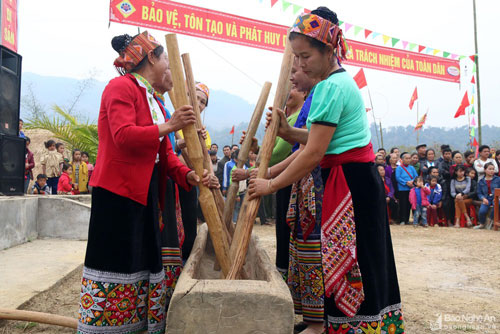 Cận cảnh những chiếc cối giã gạo truyền thống của đồng bào miền Tây xứ Nghệ