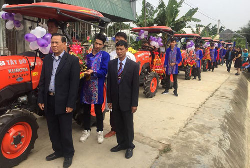 Dàn máy cày “đi hỏi vợ” độc đáo nhất ở Hải Dương